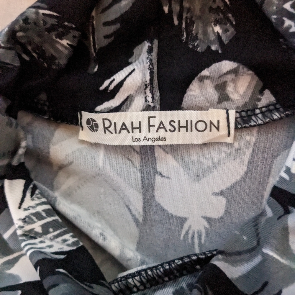 Feather Pattern Mock Neck Tank - Picture 6 of 7
